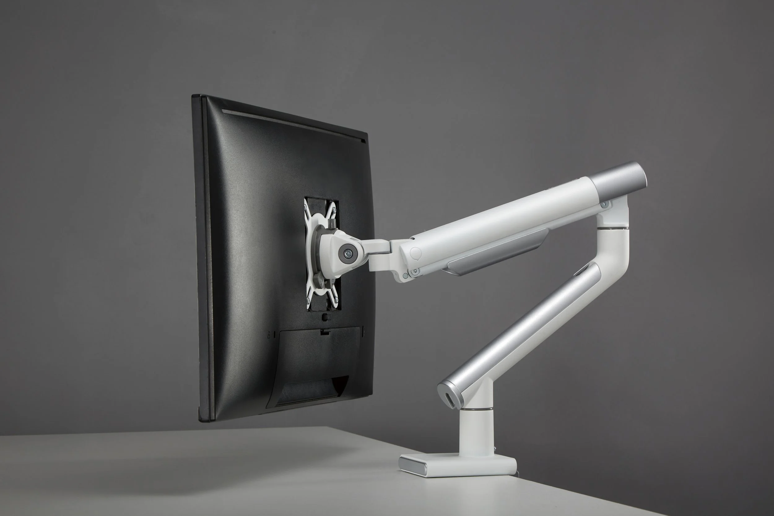 SINGLE ARM ARTICULATING MOUNT   CLAMP/GROMMET MAX 42 /9KG MONITOR
